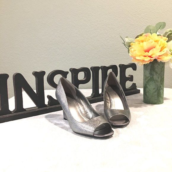 bandolino pewter shoes